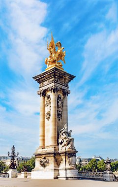 Alexandre Köprüsü 3. Sütun Mavi Gök, Paris, Fransa 'ya Karşı Yakın