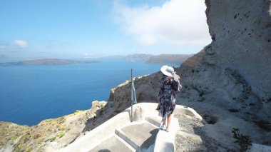 Santorini 'nin Kalbi ve Agios Nikolaos Ortodoks Kilisesi' nin merdivenlerinde Santorini adasının keyfini çıkarın.