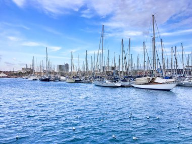 Liman Forum 'unda bir sürü yat var. Barcelona, İspanya Bu liman - Barcelona 'nın üç limanından biri