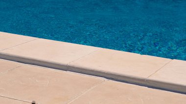 Havuzun kenarında ve güneşli bir günde su sörfü, boş bir havuz.