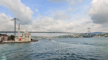 İstanbul, Türkiye - Ekim 2018: İstanbul 'daki Ortakoy Camii yakınlarındaki iskele. Osmanlı Neo-Barok tarzı Ortakoy Camii ve Boğaz Köprüsü