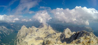 Triglav, Slovenya - Ağustos 2017: Julian Alps dağ sırası üzerine Triglav Panoraması. Dağcı pov tırmanışa geçti.