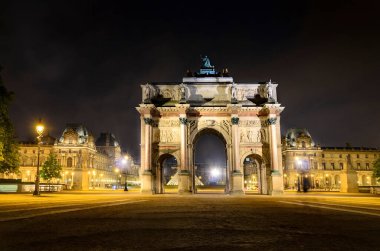 Paris, Fransa 'da zafer kemeri (Arc de Carrousel) ve Louvre müzesi