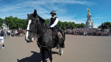 LONDON, İngiltere - 17 Temmuz 2017: Başkent Polisi Buckingham Sarayı 'nı Güvenlik Değişikliği Seremonisi sırasında teröristlerden koruyan atlarıyla