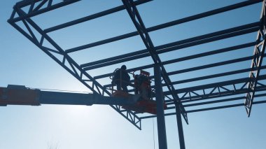 İnşaat alanında teçhizatlı yüksek kiraz toplayıcısı.