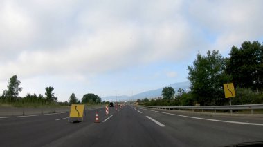 Otobanda POV 'u yol çalışması işaretleri ve plastik direklerle sür