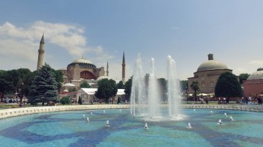 Fıskiyeli güzel Ayasofya manzarası, Hıristiyan ataerkil bazilikası, imparatorluk camisi ve şimdi de bir müze, İstanbul, Türkiye