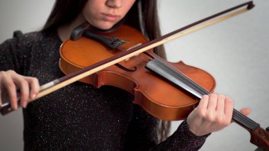 Güzel kız keman çalıyor.