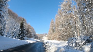 Kış mevsiminde kar yağarken karla kaplı bir yolun manzarası - Pov, ilk kişi