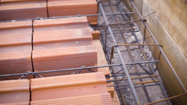 İnşaat devam ederken beton kaplamadan önce inşaat alanındaki en üst kat blokları.