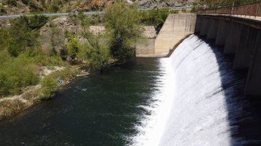 Su drenajı için barajın su girişini azaltır.