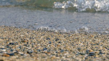 Taşlar, dalgalar ve deniz