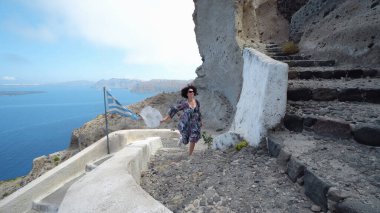 Santorini 'nin Kalbi ve Agios Nikolaos Ortodoks Kilisesi' nin merdivenlerinde Santorini adasının keyfini çıkarın.
