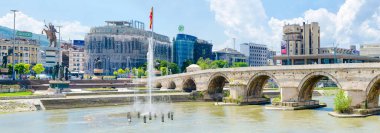 ÜSKÜP, MACEDONIA - 26 Kasım 2016: Kent merkezi antik Taş Köprüsü, Büyük İskender 'in heykeli ve kare Makedonya