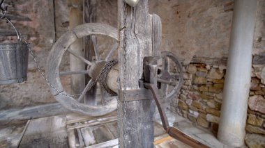 Hristiyan Ortodoks Manastırı Hilandar 'da vintage Well. Kutsal Athos Dağı, Chalkidiki, Yunanistan - Keşişler Cumhuriyeti