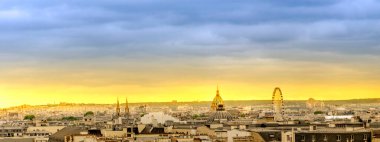 Paris 'in hava manzarası günbatımında gökyüzü manzaralı, Invalides, Pantheon, dönme dolap, Sainte-Chapelle