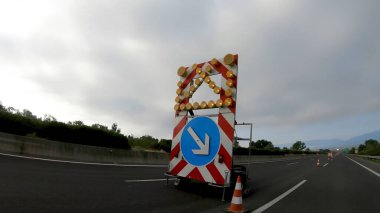 Otobanda POV 'u yol çalışması işaretleri ve plastik direklerle sür