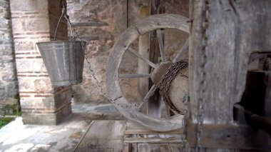 Hristiyan Ortodoks Manastırı Hilandar 'da vintage Well. Kutsal Athos Dağı, Chalkidiki, Yunanistan - Keşişler Cumhuriyeti
