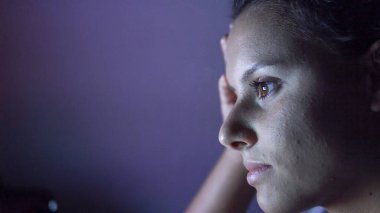 Mutlu Gülümseyen Genç Kız Portresi Bilgisayar değişen Işık, sinematik dof tarafından aydınlatılmış