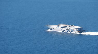 Navigasyon ve hava manzaralı lüks bir yat.