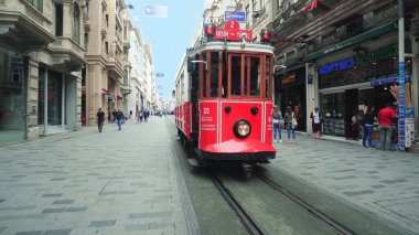 İstanbul, Türkiye - 14 Mar 2020: Taksim Istiklal Caddesi. Retro Tramvay İstanbul, Türkiye