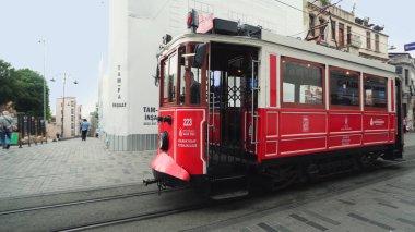 İstanbul, Türkiye - 14 Mar 2020: İstanbul 'daki Taksim İstiklal Caddesi' nde klasik tramvay.