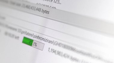 Dosya yükleme veya indirme işlemini gösteren modern bir dijital aygıtın ekranı. Modern teknolojiler. Bilgi alışverişi veya aktarımı. Yüksek hızlı internet, seçici odaklanma