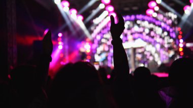 İkonik gece konseri ön sırada alkışlayan kalabalık 