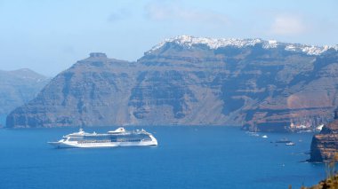 Fira Körfezi 'nde lüks kruvazör, Firostefany ve Scaros Rock manzaralı Santorini.
