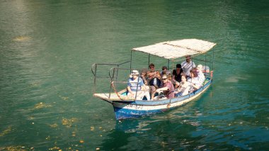 Üsküp, Makedonya - Ağustos 2018: Makedonya 'nın Üsküp kentindeki Matka gölünde turistlerle dolu bir tekne