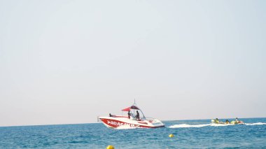 Halkidiki, Yunanistan - 25 Haziran 2018: Denizlerde adrenalin dolu yaz sporu macerası yaşayan insanlar