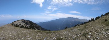 Olimpiyat, Yunanistan - 22 Temmuz 2018: Yunanistan 'da yaz mevsiminde Olimpos dağlarının panoramik manzarası