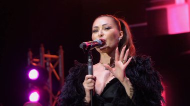 Bansko, Bulgaristan - 08 Sep, 2019: Sırp ünlü şarkıcı Ceca Raznatoviç Bulgaristan 'ın Bansko kentinde bir konser veriyor