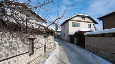 Bulgaristan 'ın Bansko kentindeki Long Back Alley Stone Pavement Pirin Dağı' nda bir kayak merkezi