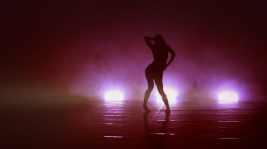 Çağdaş Dansçı Kadın Erotik Şehvetli Dans Ediyor