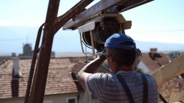 Makedonya 'nın Kocani kenti - 10 Ekim 2018: Ahşap çatı inşaatı için kereste taşıyan inşaat işçisi