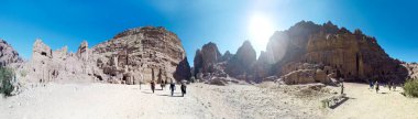Petra, Ürdün, Ortadoğu 'dan Panorama -- Ürdün' ün yanı sıra Ürdün 'ün en çok ziyaret edilen turistik merkezi. Petra, 1985 yılından beri UNESCO Dünya Mirasları Bölgesi 'nde bulunuyor.