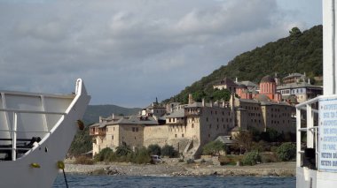 Yunanistan 'daki Athos Dağı' ndaki Xenophontos Manastırı 'na feribot varışı