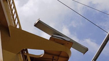 Geminin tepesindeki radar ve projektör anteni dönüyor.