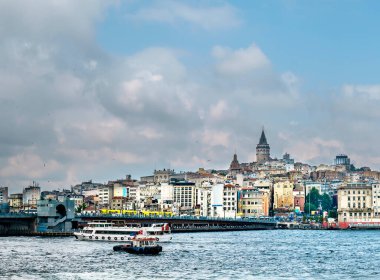 Eski bir kulesi olan Galata Köprüsü, Golden Horn, Beyoğlu İlçesi, İstanbul, Türkiye, Avrupa