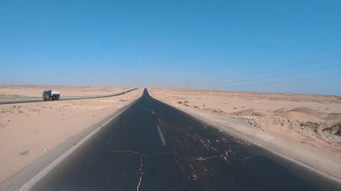 Hurghada, Mısır - 14 Sep, 2019: Kahire, Mısır 'a giden çölde araç trafiği
