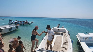 Hurghada, Mısır - 14 Sep, 2019: Giftun Adası, Hürghada, Mısır 'daki Paradise plajından motorlu tekneye binen turistler