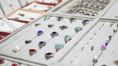 Sokak pazarındaki mücevherler.