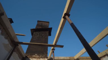 Tahta levhalar ve güneş parlıyor. İnşaat yanıyor. Yangın evi tamiri.