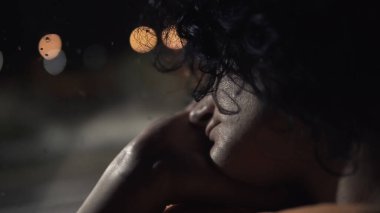 Kadın yolcu, şehirlerarası yolda giderken arabada uyuyor.