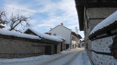 Bulgaristan 'ın Bansko kentindeki Long Back Alley Stone Pavement Pirin Dağı' nda bir kayak merkezi
