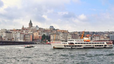 İstanbul, Türkiye - 14 Mar, 2020: İstanbul 'da Galata Kulesi. İstanbul 'un İstanbul şehrinin parlak gökyüzünde boğazı, martıları ve tekneleriyle manzarası