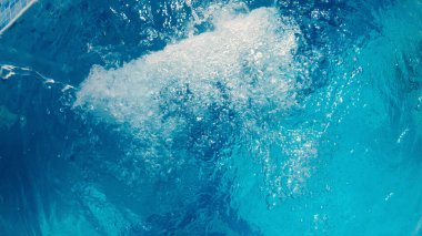 Şelale jeti havuza düştü.