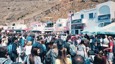 Fira, Santorini - 25 Mayıs 2019: Dünyanın dört bir yanından gelen ya da Thira limanından ayrılan turistler, ağır çekimde