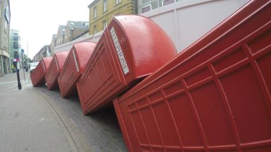 Kingston, Londra, İngiltere 'de düşen telefon kulübeleri heykeli